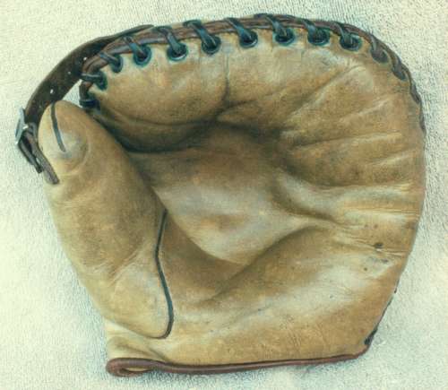 Sainz Buckle Web Basemitt Front