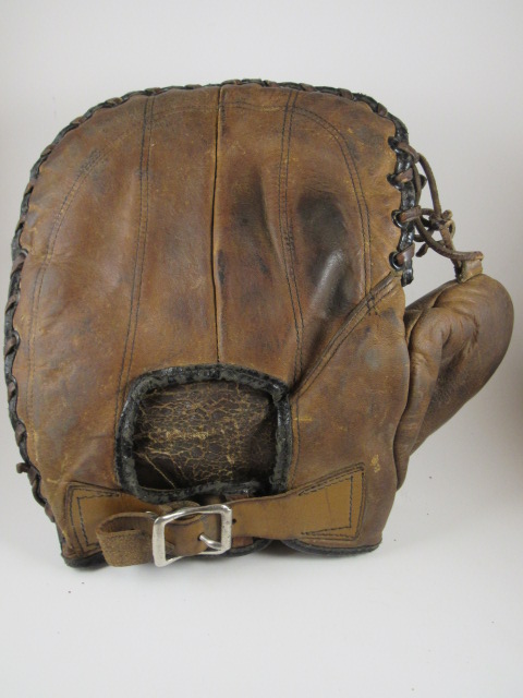 Walter Holke A1308 Basemitt Back