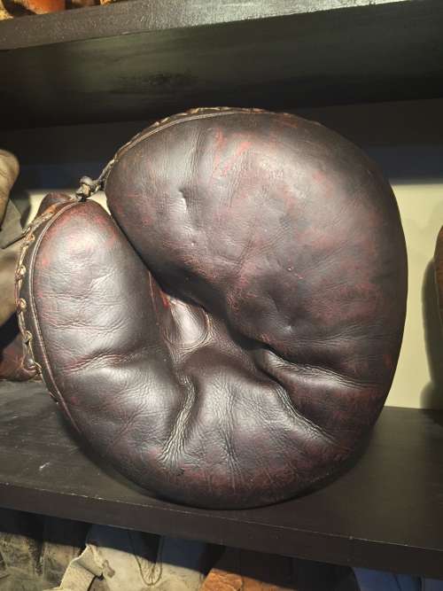 Shakespeare Honor Catchers Mitt Front