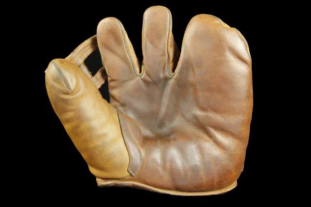 Charlie Engle Nokona G38 3 Finger Front