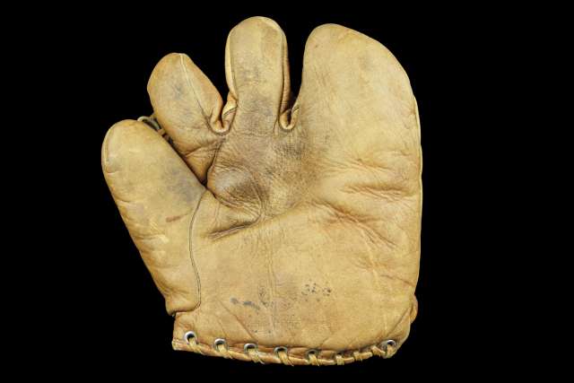 Spalding 3 Finger Front