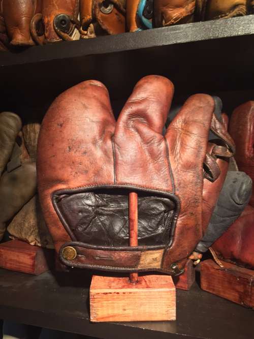 Spalding 3 Finger With Dual Webs Back