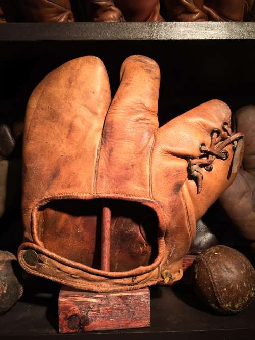 Spalding Big League 3 Finger Back