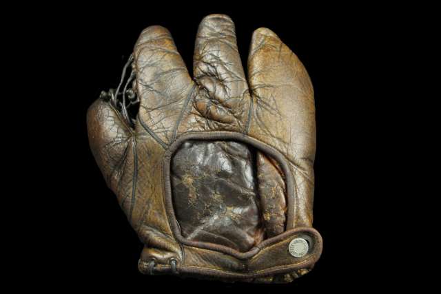 Victor, Wright & Ditson Conqueror 3 Finger Back