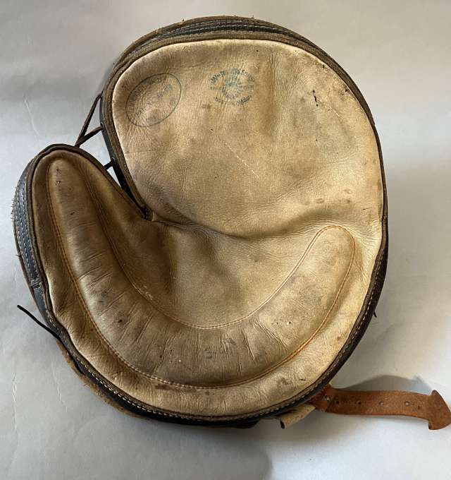 William Read & Sons 400M Crescent Catchers Mitt Front