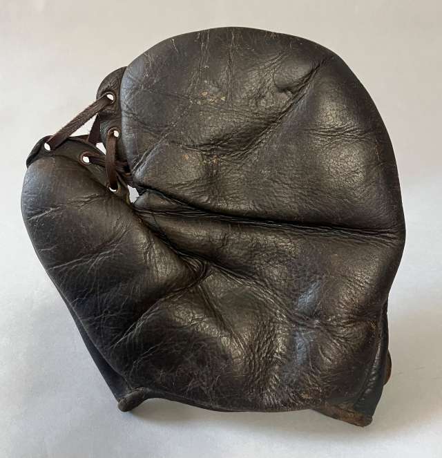 William Read & Sons Fielders Mitt Front