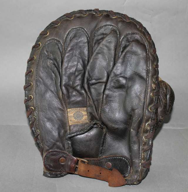 William Read & Sons Fielders Mitt Back
