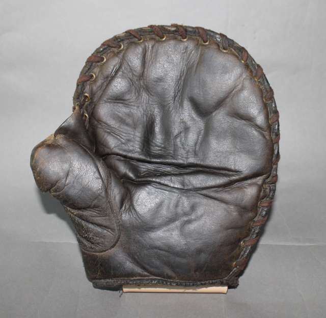 William Read & Sons Fielders Mitt Front