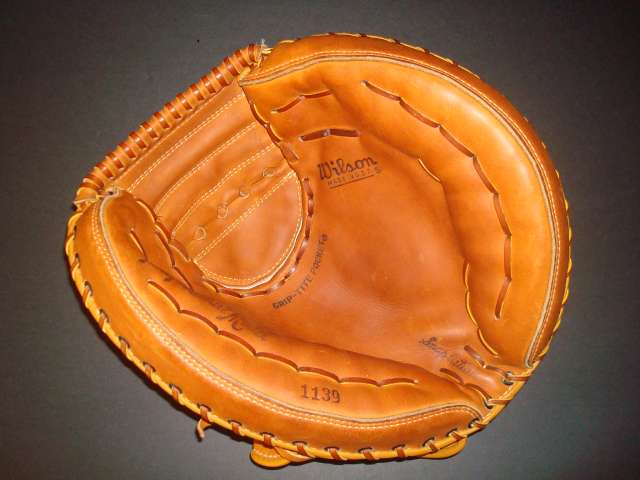 Wilson 1139 Professional Model Knuckle Ball Catchers Mitt Front