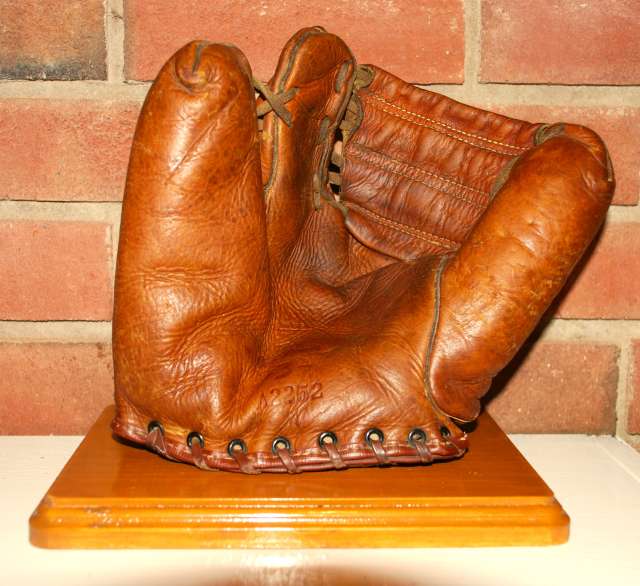 Wilson A2252 Ball Hawk 3 Front