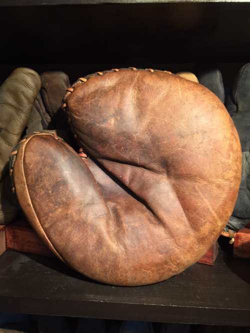 Victor, Wright & Ditson Catchers Mitt Brown Front