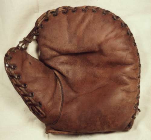 Wright & Ditson Basemitt Front